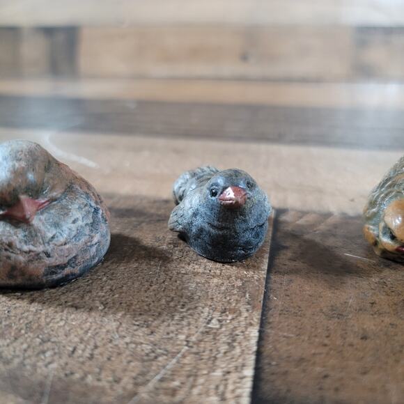 Vintage Birds A Set Of 4 Resin Birds The Tallest is approx.1.5" Tall - Picture 3 of 8